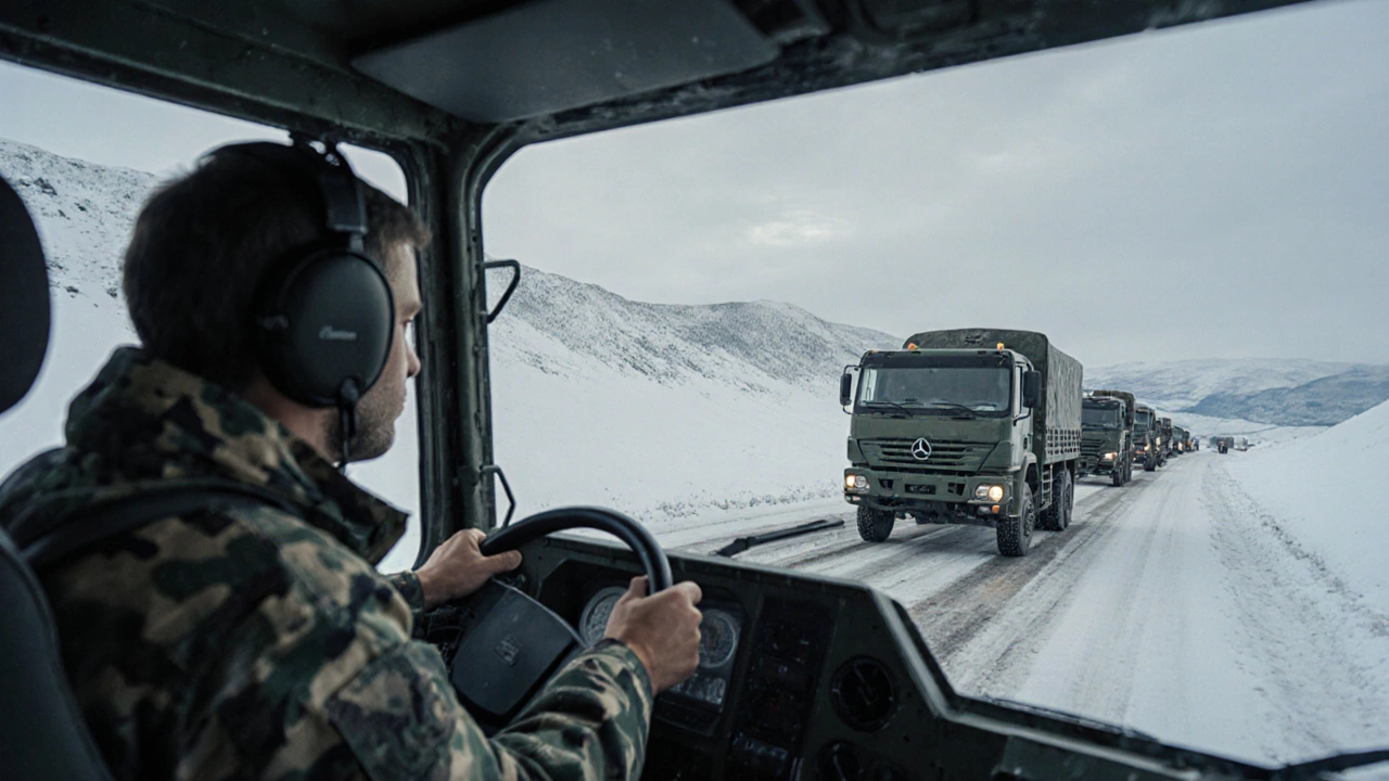 Военный водитель управляет машиной в конвое на заснеженной дороге.