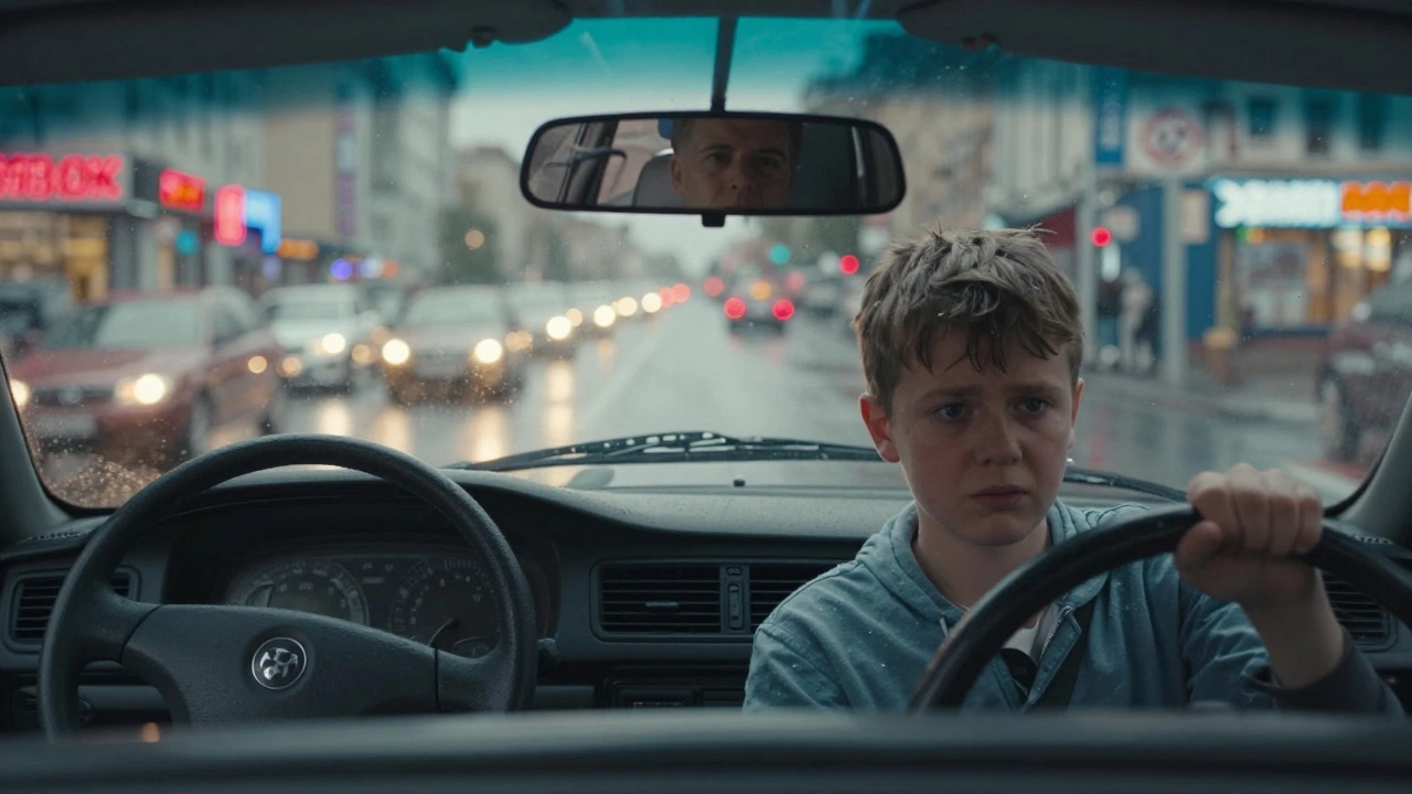 Новичок ведет машину в городском потоке, инспектор ГИБДД сидит рядом, на улице дождь и пробки.