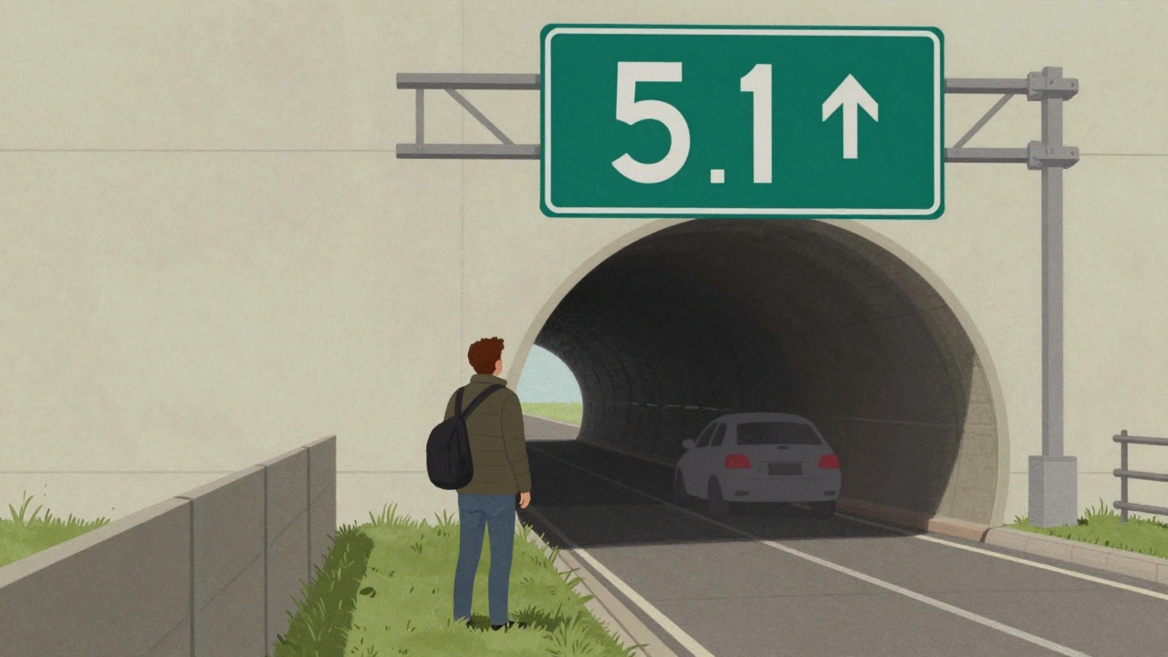 Пешеход смотрит на знак 'Автомагистраль' у тоннеля, не имея тротуара.